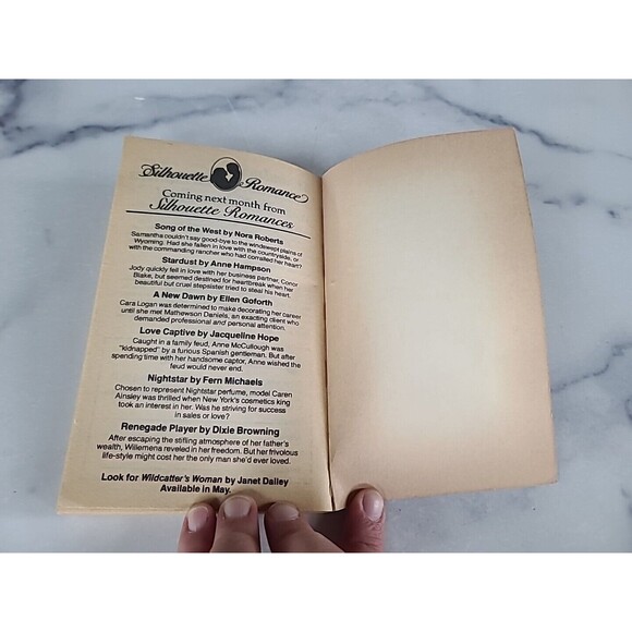 Vitek, Donna - Garden of the Moongate - Silhouette Publishers - #139- Paperback - Picture 8 of 10